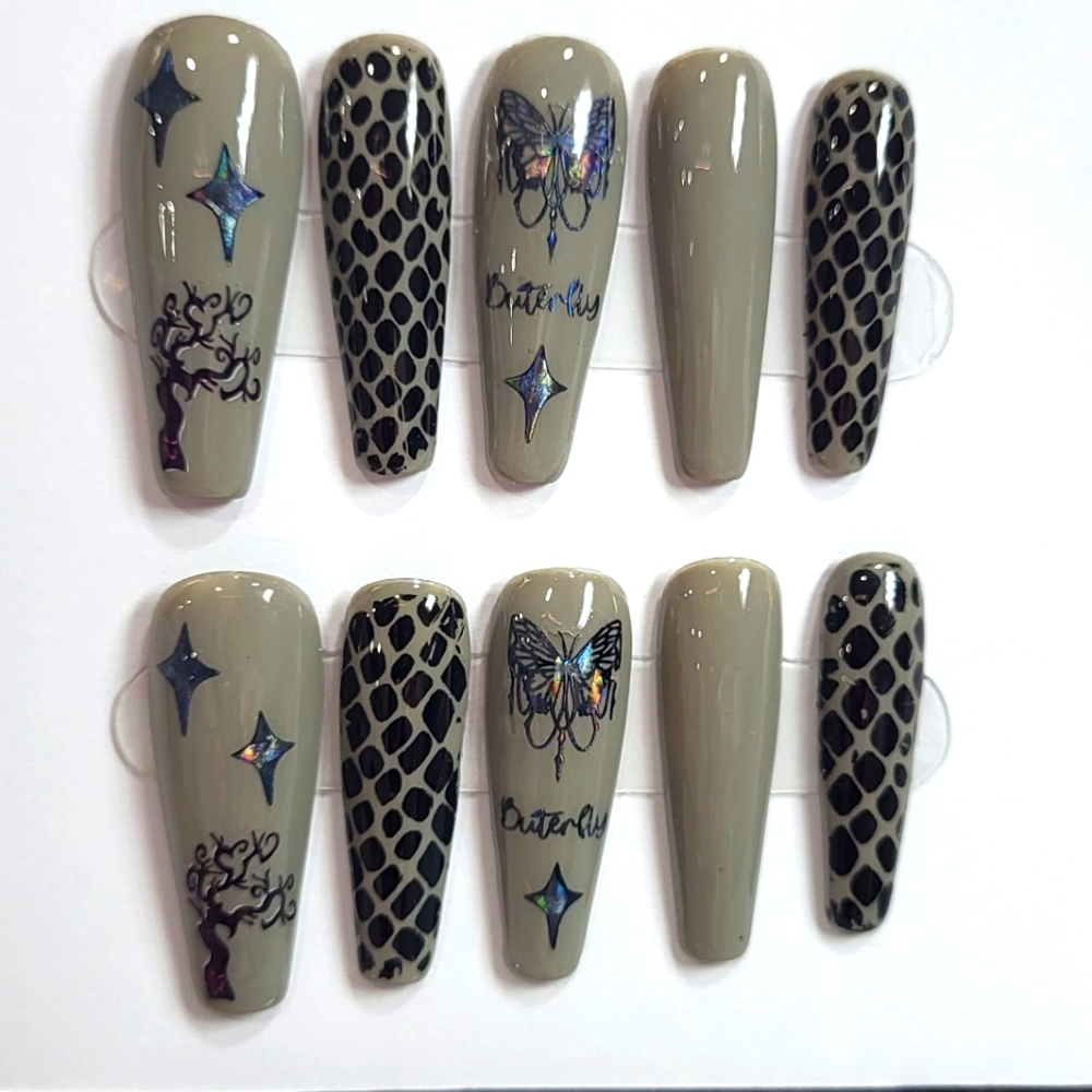 🚨Gothic Black and Gray Snake Skin Pattern Press-On Nails